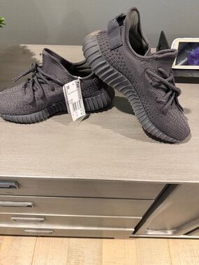 Yeezy boost women’s shoe never worn